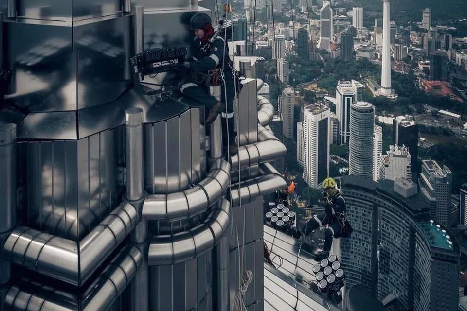 Bermula dengan hobi memanjat sejak kecil, membawa wanita waja Malaysia, Cik Normalia Sidek, ‘mendaki’ antara bangunan tertinggi di dunia, iaitu Menara Berkembar Petronas di Kuala Lumpur, apabila memilih kerjaya sebagai juruteknik akses tali.  