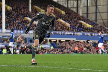 WIRA PASUKAN: Jaringan Vardy memastikan Leicester membawa pulang tiga mata penuh selepas kemenangan 1-0 ke atas Everton di Goodison Park kelmarin. - Foto AFP