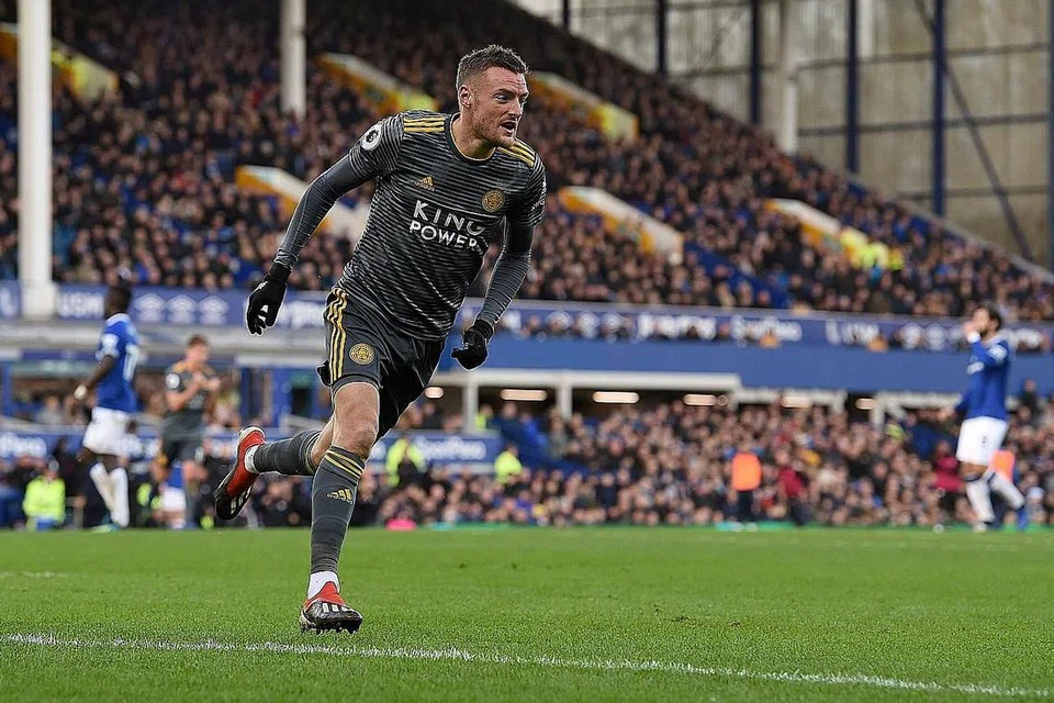 WIRA PASUKAN: Jaringan Vardy memastikan Leicester membawa pulang tiga mata penuh selepas kemenangan 1-0 ke atas Everton di Goodison Park kelmarin. - Foto AFP