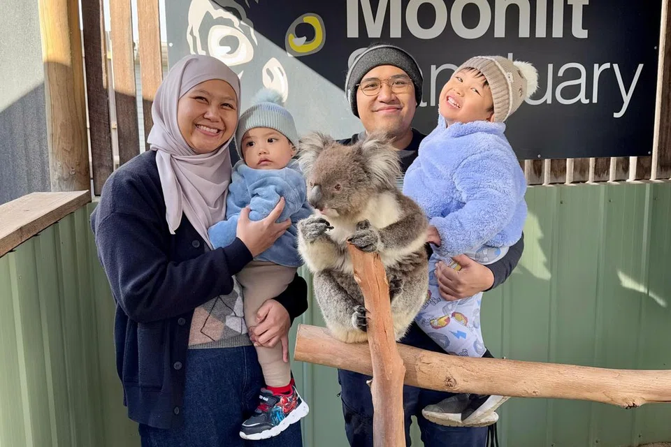 Penulis, Cik Nur Humaira Sajat, bersama suami, Encik Jefnilham Jamaludin dan anak-anaknya (dari kiri), Muhammad Ihsan Jefnilham dan Muhammad Uwais Jefnilham bergambar dengan koala di Moonlit Sanctuary.