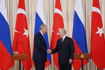 PULIHKAN PERJANJIAN: Presiden Russia, Encik Vladimir Putin (kanan) bersalaman dengan Presiden Turkey, Encik Recep Tayyip Erdogan,
dalam satu pertemuan yang turut membincangkan isu perjanjian bagi membolehkan  bijirin Ukraine dihantar dengan selamat merentasi Laut Hitam. 