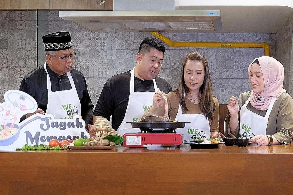 TERUSKAN WARISAN: Walaupun ibu dan ayahnya sudah berhenti berniaga di Bazar Hari Raya Geylang Serai, Ikah (dua dari kanan) kini meneruskan warisan ibu bapanya dengan membuka perniagaannya Kream.sg bersama suaminya, Aliff (dua dari kiri). - Foto BH oleh GAVIN FOO