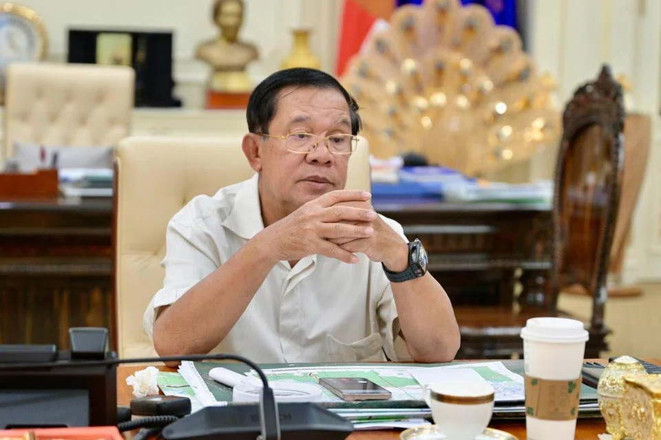 Gambar yang dimuat naik di Facebook Hun Sen menunjukkan beliau duduk di meja  meneliti peta ketenteraan secara terperinci dengan alat komunikasi di tangan dan secawan kopi Starbucks di sisinya.