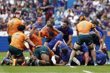 PERLAWANAN PERSIAPAN: Pasukan Ragbi Australia bertemu Perancis dalam satu perlawanan persiapan bulan lalu di stadium State de France, Saint-Denis.