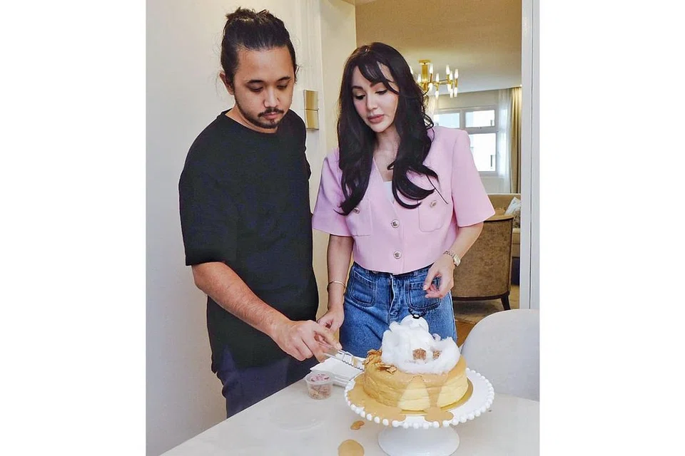 JALANKAN BERSAMA: Nadiyah dan suaminya, Ben Ali menghiasi kek Dalgona Cloud dari Absolut Chocolat. Ben memegang peranan sebagai Pengarah Urusan bagi syarikat mereka, Absolut Brands Sdn Bhd. - Foto BM oleh KHALID BABA