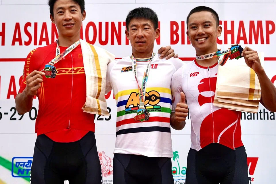 SAINGAN SENGIT: Pelumba basikal China, Lyu Xianjing (tengah) menjuarai final XCE, manakala rakan senegaranya, Yuan Jiawei (kiri) mendapat tempat kedua. Riyadh Hakim (kanan), yang meraih tempat ketiga, merupakan satu-satunya pelumba dalam final yang bukan dari China.