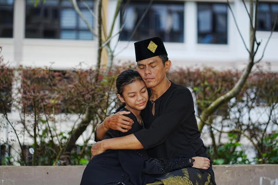 Hamzah Adon (kanan) bersyukur anaknya, Annsah Fariyah, adalah anak yang mudah diasuh dan memahami kegetiran yang dihadapi tanpa orang tersayang.