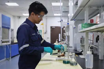 Seorang kakitangan memproses sampel dan melakukan ujian sisa di firma pengurusan sisa, Eco Special Waste Management yang terletak di Tuas. 