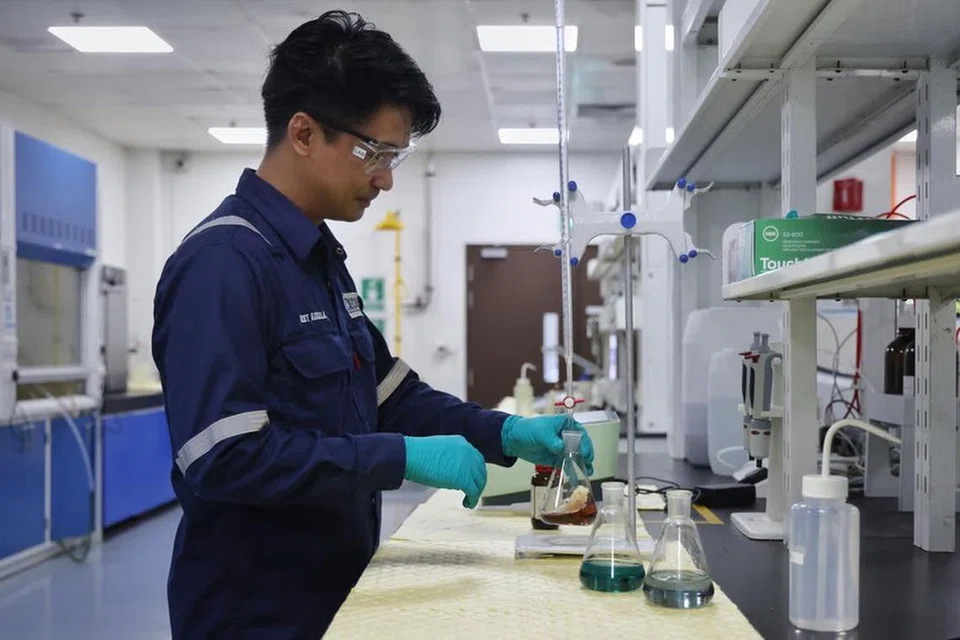 Seorang kakitangan memproses sampel dan melakukan ujian sisa di firma pengurusan sisa, Eco Special Waste Management yang terletak di Tuas. 