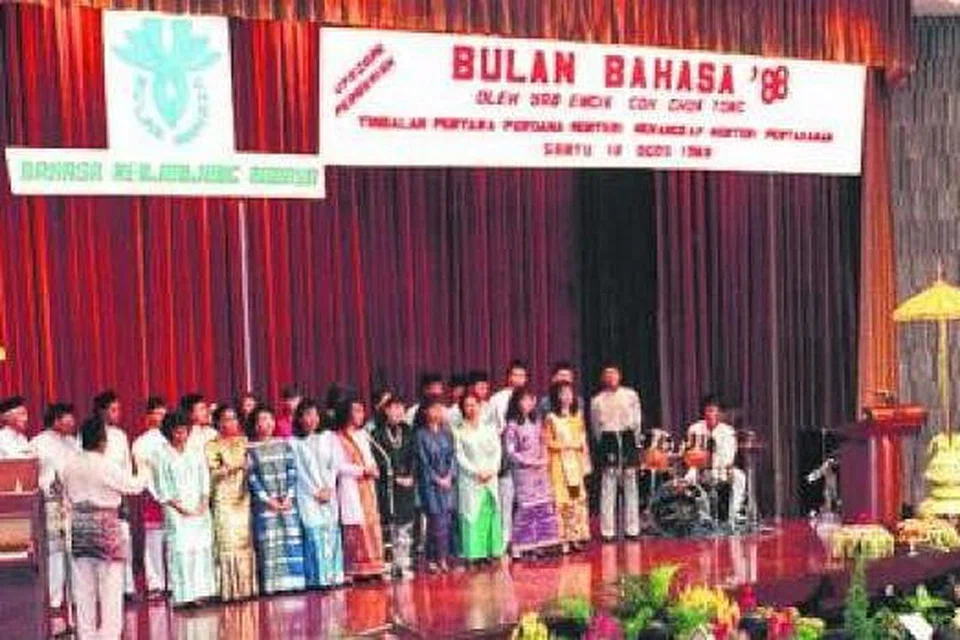 PELANCARAN BULAN BAHASA PERTAMA PADA 1988: Cikgu Ariff merupakan penulis seni kata lagu tema Bulan Bahasa, 'Bahasa Menjunjung Budaya', yang didendangkan setiap kali Bulan Bahasa diraikan seperti pada ketika ini. - Foto fail