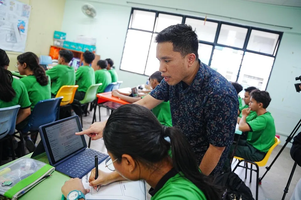 Encik Zulhafiz Zainal, yang memegang jawatan sebagai Ketua Subjek Bahasa Melayu di Sekolah Menengah Woodlands Ring, membangunkan sebuah sistem ‘bot’ dipandukan kecerdasan buatan (AI Chatbot) bagi membantunya dalam bilik darjah.