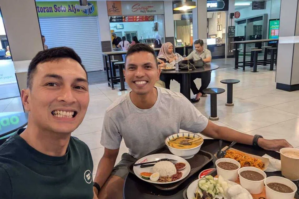 Mejar (MAJ) Mahmud Afif Mohd Kifli dan Leftenan Kolonel (LTC) Shahreel Adam (kanan) menikmati hidangan bersama di Pasar Makanan Jerudong, Brunei Darussalam, pada Jun 2026.