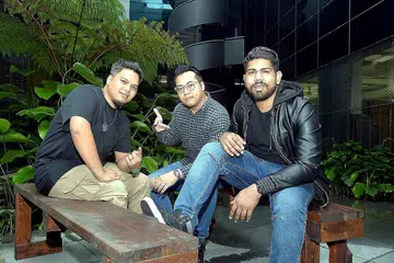 'HIP HOP' MELAYU DAN INGGERIS: (Dari kiri) Yunus, Suhaimi dan Firdaus menganggotai kumpulan rap Mvrch dan telah bekerjasama dengan kumpulan duo A-OK bagi menghasilkan lagu 'Ok'Jer' yang dilancarkan bulan lalu. - Foto M.O. SALLEH