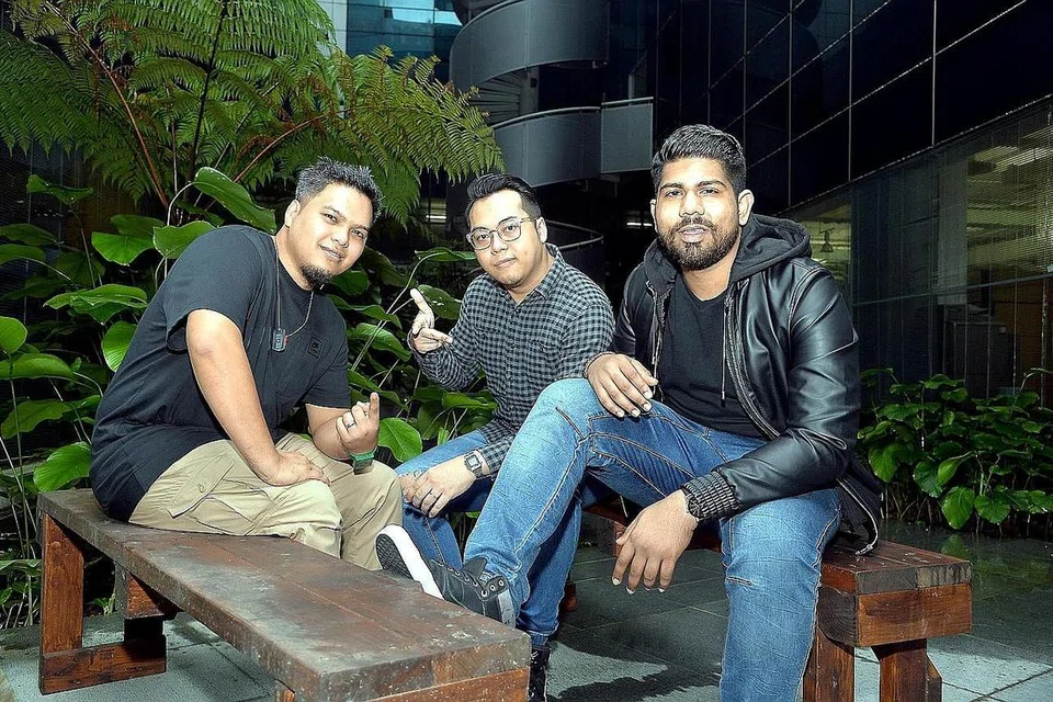 'HIP HOP' MELAYU DAN INGGERIS: (Dari kiri) Yunus, Suhaimi dan Firdaus menganggotai kumpulan rap Mvrch dan telah bekerjasama dengan kumpulan duo A-OK bagi menghasilkan lagu 'Ok'Jer' yang dilancarkan bulan lalu. - Foto M.O. SALLEH