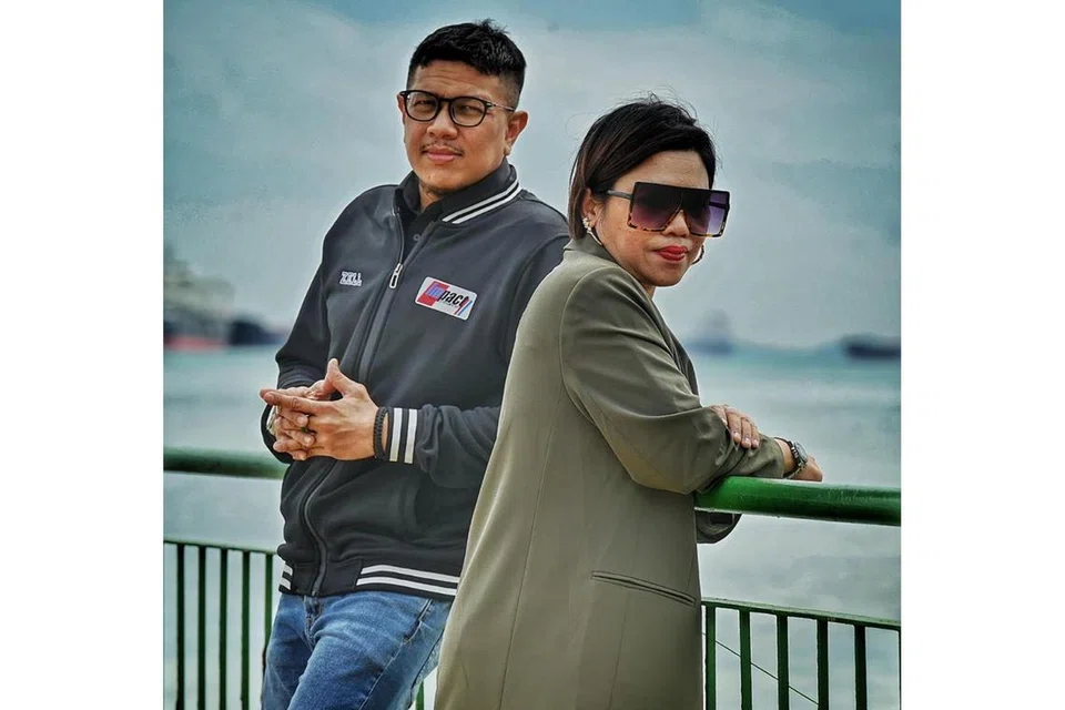SUMBANGAN PADA DUNIA SENI: Emma Rockers (kanan) dan suaminya Zell Sazalie (kiri) teruja diberi amanah kendalikan beberapa projek Jamiyah Singapura melibatkan kumpulan nasyid legenda Al-Jawaher serta penyanyi Malaysia, Wany Hasrita, Datuk Nora Ariffin dan Fauziah Latiff. - Foto BH oleh KHALID BABA