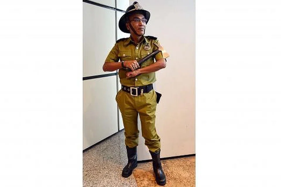 SEGAK: WO1 Azman Sardi berpeluang menyarungkan pakaian seragam anggota bomba lama di Perbarisan Hari Kebangsaan (NDP) tahun ini. - Foto HAKIM YUSOF