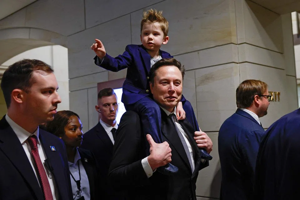 Ketua Pegawai Eksekutif (CEO) Tesla, Encik Elon Musk, meletak anak lelakinya dengan nama unik, X A E A-Xii, di bahu pada 5 Disember. Beliau merupakan bapa 12 anak berumur antara lima bulan dengan 20 tahun dan salah seorang daripada anaknya meninggal dunia pada 2002 akibat komplikasi semasa bayi.  