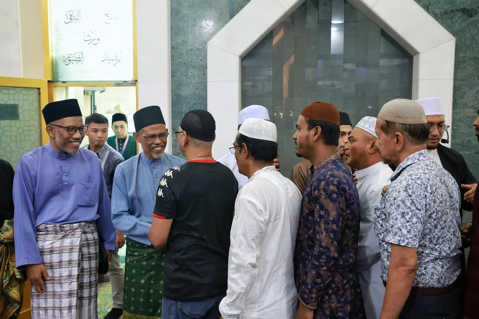 SANTUNI JEMAAH: Menteri Bertanggungjawab bagi Ehwal Masyarakat Islam, Encik Masagos Zulkifli Masagos Mohamad (dua dari kiri) bersalaman dengan jemaah di Masjid Kassim selepas sesi kedua solat Hari Raya Aidiladha pada Khamis. Bersamanya ialah Timbalan Ketua Eksekutif Muis, Dr Albakri Ahmad (kiri).