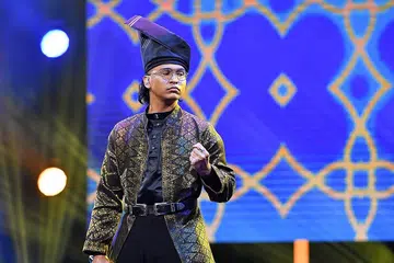 IZAT IBRAHIM: Kenangan manis bersolat Aidilfitri bersama bapanya pada pagi Hari Raya pertama dan kunjung-mengunjung ke rumah sanak-saudara menjadi antara pencetus semangat menghasilkan lagu 'Suka Duka Raya'. - Foto MEDIACORP SURIA 
