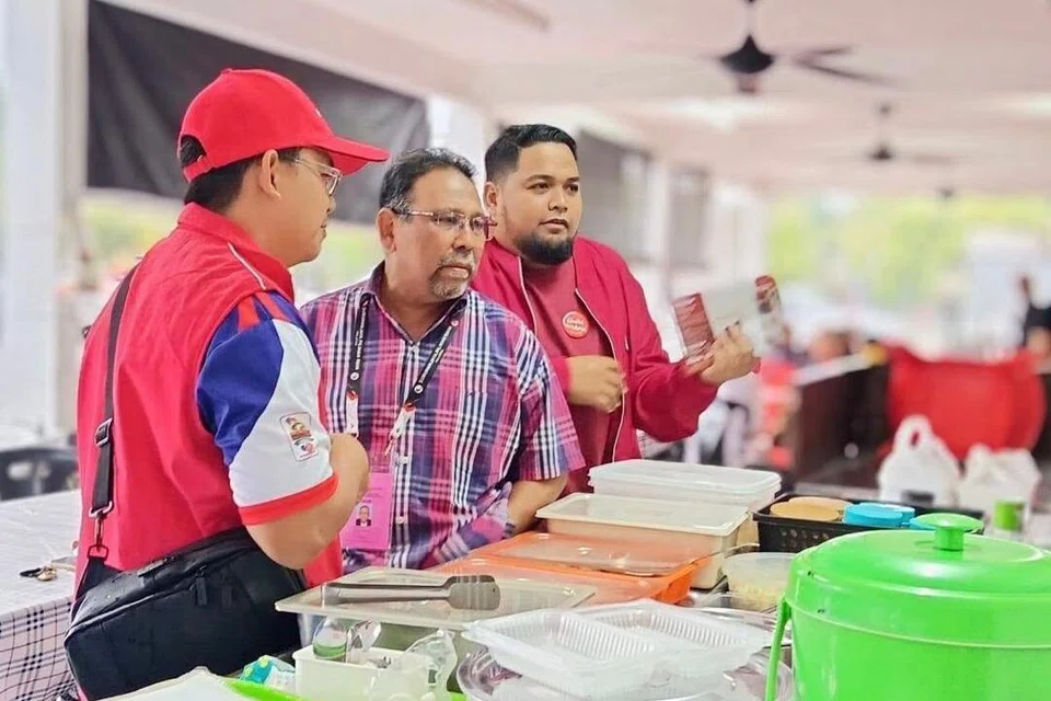 Walaupun muncul sebagai calon tertua dalam Pilihan Raya Negeri (PRN) Negeri Sembilan ke-16, Datuk Abd Latif A Tambi, 70 tahun (tengah) percaya pengalamannya dalam politik dapat membantu kemenangan buat Pakatan Harapan bagi kerusi Dewan Undangan Negeri (DUN) Gemencheh.