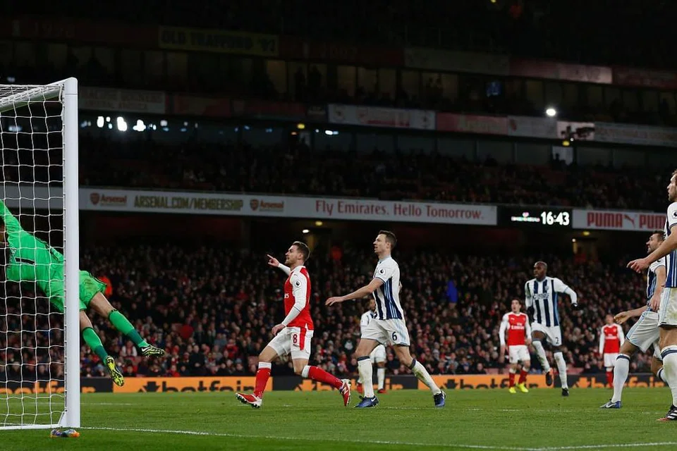 Penyerang Arsenal Olivier Giroud (kanan) melihat penjaga gol West Bromwich Albion, Ben Foster, gagal menyelamatkan tandukannya yang memastikan kemenangan 1-0 Arsenal dalam perlawanan EPL di Stadium Emirates pada 26 Dis 2016. 
