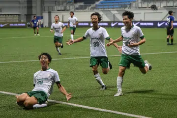 Pemain Tokyo Verdy, Taiki Nakayama (kiri), meraikan bersama rakan sepasukannya selepas menjaringkan gol kedua dalam kemenangan 4-1 ke atas BG Pathum United, pada 6 Oktober.