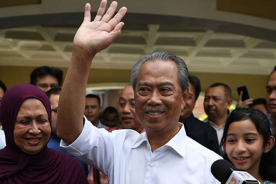 Mantan timbalan pemimpin, Tan Sri Muhyiddin Yassin disokong oleh kebanyakkan AP Bersatu dan Umno, PAS, serta Gabungan Parti Sarawak yang menguasai bahagian timur negara itu. 