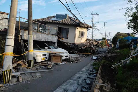 DIHEMPAP: Beberapa kereta remuk dihempap bangunan yang runtuh ekoran gempa bumi yang menggegarkan bandar Mashiki, di wilayah Kumamoto, semalam. - Foto AFP