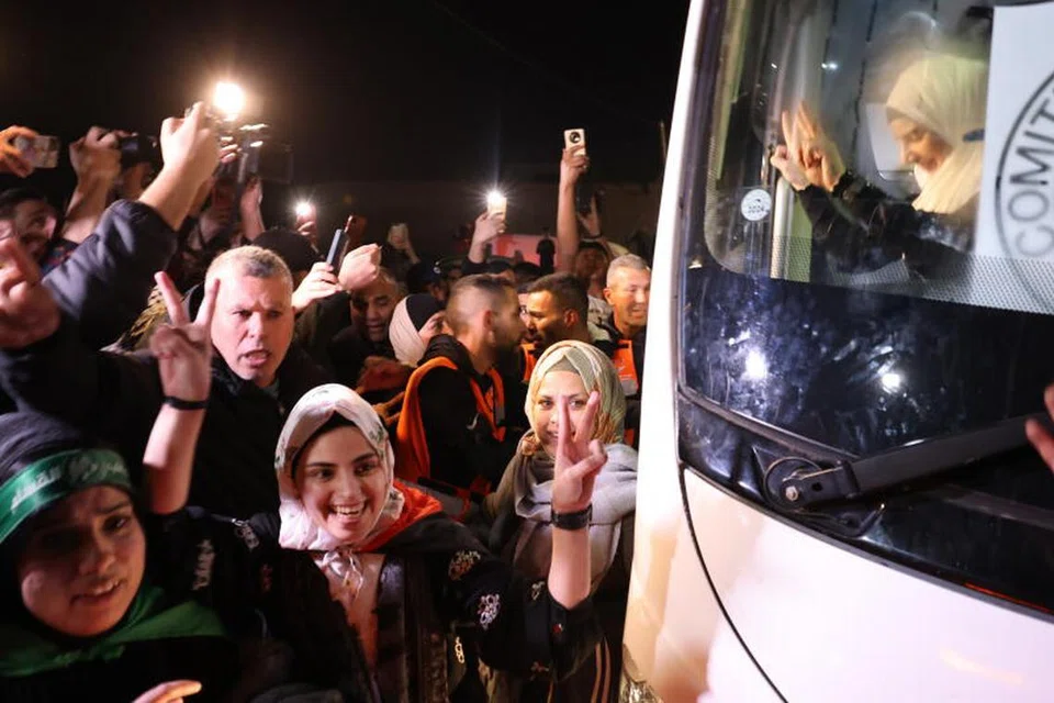 WAJAH GEMBIRA DAN LEGA: Beberapa tahanan Palestin yang dibebaskan termasuk wanita meraikan pembebasan mereka bersama orang ramai yang menantikan mereka keluar daripada penjara tentera Isareli ofer di kota Beitonia, dekat Ramallah di Tebing Barat. 