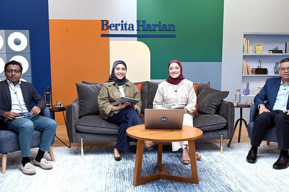Pada Pilihan Raya Umum 2025 (GE2025), pasukan Berita Harian menerajui program siaran langsung dari studio dengan analisis spontan, bersama (dari kiri) Profesor Madya (Sains Politik) dari Sekolah Sains Kemasyarakatan NTU, Dr Walid Jumblatt Abdullah; Koresponden BH, Nur Fathin Awalludin; Penerbit Podcast, Natasha Mustafa; dan Zamil Kanan di Iseas-Institut Yusof Ishak, Dr Norshahril Saat, dari 23 April hingga 3 Mei.