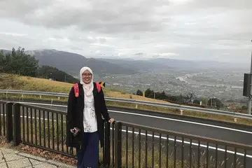 GIGIH MENIMBA ILMU: Cik Nurul Baizura sedang menjalani program 'Skills Ignition SG' anjuran syarikat gergasi teknologi Google untuk meneroka bidang teknologi perawanan yang sedang membangun. - Foto ihsan NURUL BAIZURA ABDUL RASID