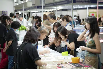 Acara Ekspo Barang Kemas Antarabangsa Singapura (SIJE) 2024 bagi edisi ke-19 telah diadakan di Pusat Ekspo dan Konvensyen Marina Bay Sands dari 11 hingga 14 Julai, ia menampilkan penyertaan syarikat jenama barang kemas yang terbesar dalam sejarah acara tersebut.