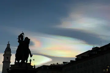 ALAM: Awan nacreous yang jarang ditemui, dikenali sebagai awan pelangi, dilihat dari dataran Piazza San Carlo di Turin, Itali 22 Disember 2023.