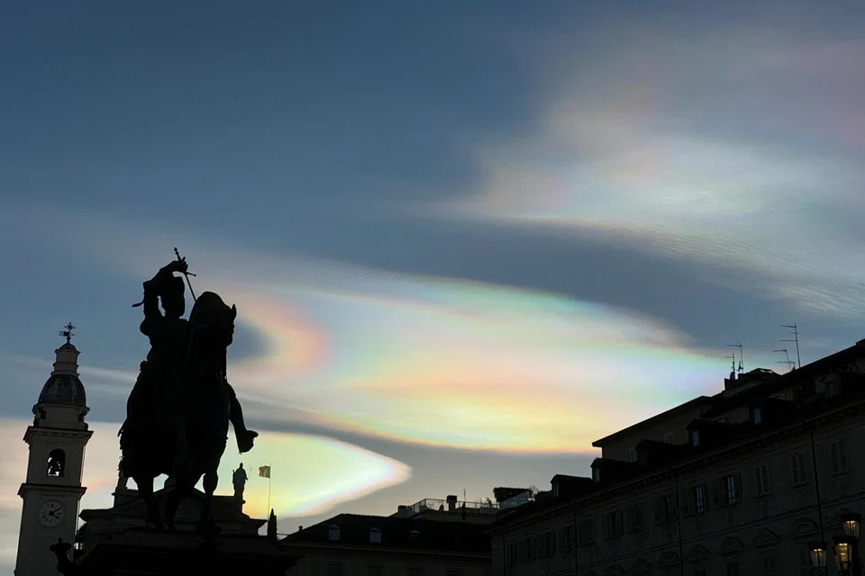 ALAM: Awan nacreous yang jarang ditemui, dikenali sebagai awan pelangi, dilihat dari dataran Piazza San Carlo di Turin, Itali 22 Disember 2023.