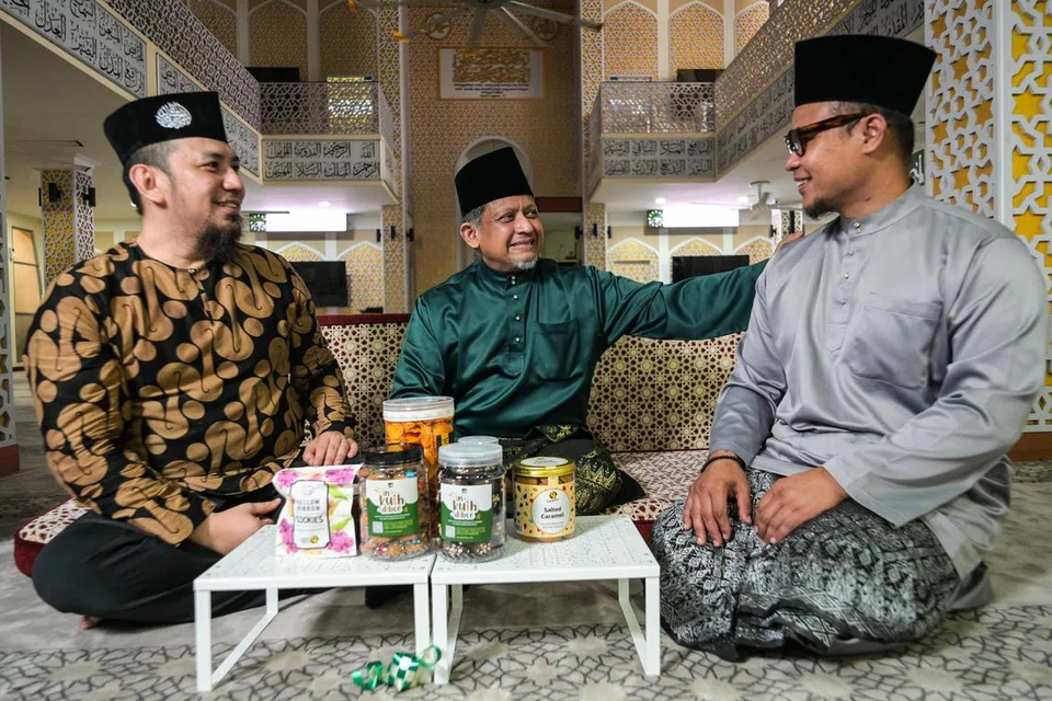 Kedua-dua pendamping program Pusat Khidmat Penjagaan Berterusan bagi Pesalah dan Keluarga (Fitrah), Encik Mohamed Fawzi Ali (tengah) dan Encik Affendi Mohamed Sumati (kiri) masih berhubungan dengan bekas banduan dan klien program Fitrah, Encik Mohammad Shafiq Salleh.