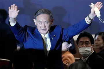 KEJAYAAN YANG DIJANGKA: Encik Yoshihide Suga, Ketua Setiausaha kabinet Perdana Menteri Shinzo Abe, telah menewaskan pesaingnya, mantan Menteri Pertahanan Shigeru Ishiba dan mantan Menteri Ehwal Luar Fumio Kishida. - Foto AFP