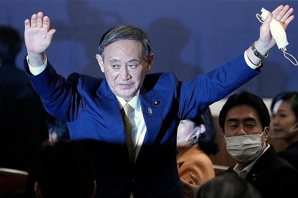 KEJAYAAN YANG DIJANGKA: Encik Yoshihide Suga, Ketua Setiausaha kabinet Perdana Menteri Shinzo Abe, telah menewaskan pesaingnya, mantan Menteri Pertahanan Shigeru Ishiba dan mantan Menteri Ehwal Luar Fumio Kishida. - Foto AFP
