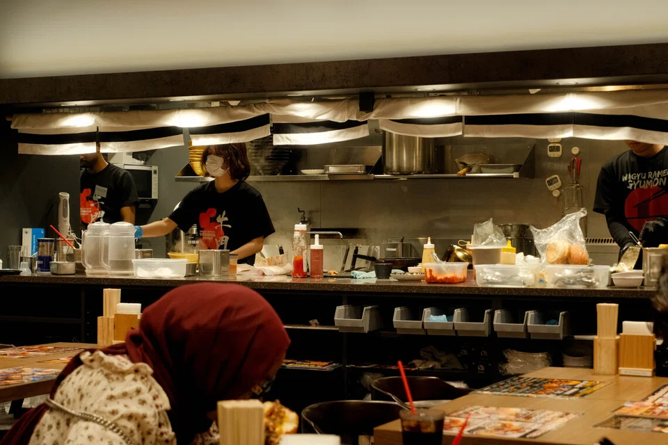 Rekaan dalaman restoran Gyumon Halal Wagyu Ramen Shibuya memaparkan dapur berkonsep terbuka.