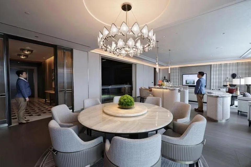 PERSEKITARAN BARU: Ruang makan dan ruang tamu ‘suite’ presiden di Marina Bay Sands (MBS).