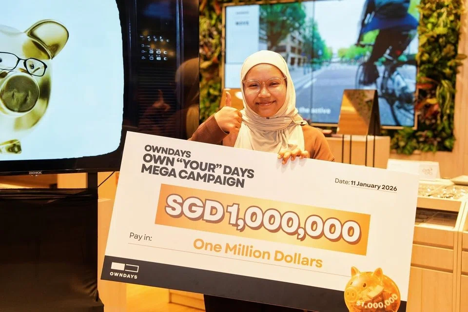 Pemenang bertuah, Cik Julianah Daud, dengan replika cek bernilai $1 juta selepas dinobatkan pemenang utama kempen OWNDAYS Mega Draw pada 11 Januari lalu.