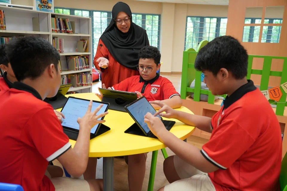 Guru Bahasa Melayu di Sekolah Rendah Yew Tee, Cik Hartini Sanin (berdiri), menggunakan kecerdasan buatan (AI) dalam pengajarannya.