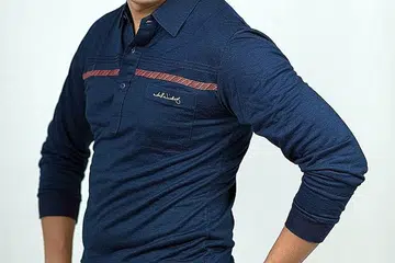 TERUJA KEMBARA MASA: Antara perkara yang Iskandar Shah senangi membawa watak Nizam, jejaka era 1970-an adalah pakaian 'retro' yang diberikan kepadanya, diperolehi daripada kedai jimat-cermat barangan lama. - Foto MEDIACORP SURIA
