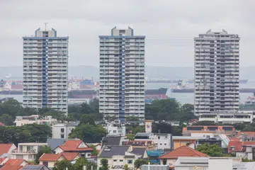 Pemilikan rumah kekal menjadi antara objektif utama dasar sosial Singapura, dengan pelbagai skim pemerintah serta inisiatif masyarakat membantu keluarga yang menetap di flat sewa awam beralih ke kediaman milik sendiri.