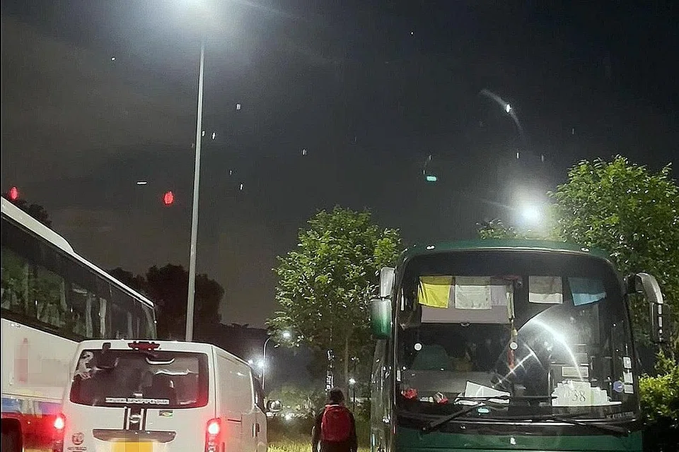 KAMERA JEJAK OPERASI MENJUAL ROKOK KONTRABAN: Kastam Singapura memasang kamera dan memerhatikan operasi penjualan rokok kontraban di tempat letak kereta kenderaan besar dan kemudian menjejak pembeli menerusi nombor kenderaan. - Foto KASTAM SINGAPURA.