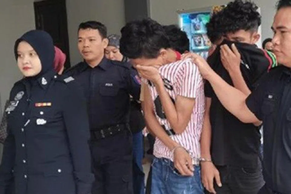 Empat pemuda didakwa di Mahkamah Majistret Seremban pada 8 Julai atas tuduhan mencuri mesin penapis air jenama Coway di sebuah masjid di Mantin, Nilai, Negeri Sembilan, pada 30 Jun. 