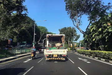 PASTIKAN SELAMAT: Seorang individu juga harus dilantik untuk memainkan peranan memberitahu pemandu lori untuk berhenti sekiranya beliau terlalu penat atau memandu dengan bahaya. - Foto fail