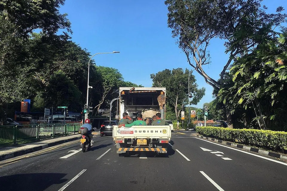 PASTIKAN SELAMAT: Seorang individu juga harus dilantik untuk memainkan peranan memberitahu pemandu lori untuk berhenti sekiranya beliau terlalu penat atau memandu dengan bahaya. - Foto fail