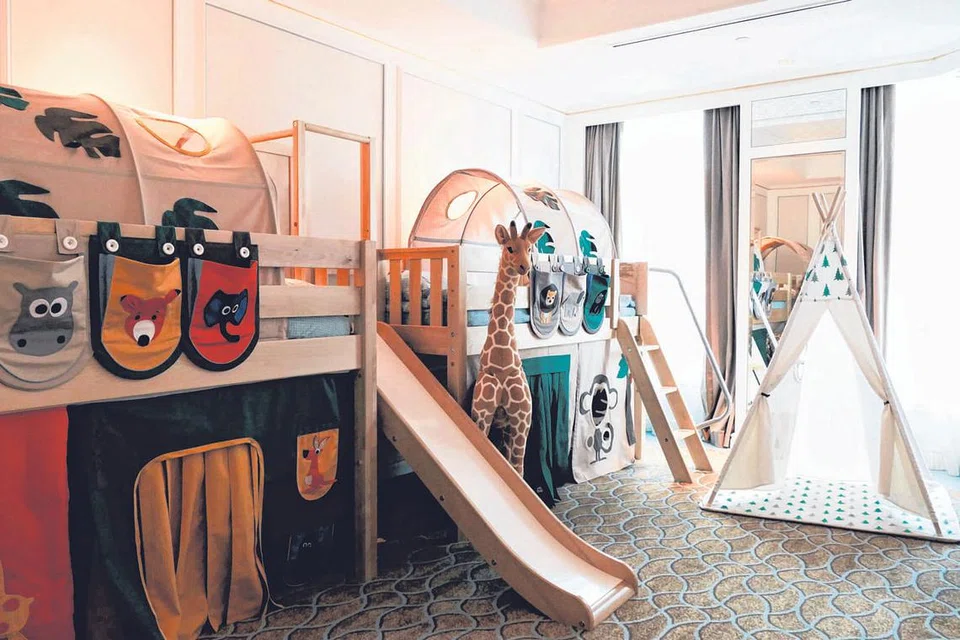 RANCANG 'STAYCATION': Meskipun masih belum boleh bercuti di luar negara, masih boleh 'enjoy' di negeri sendiri! Beberapa hotel di Singapura turut menawarkan pakej istimewa yang merangkumi tawaran menarik bagi kanak-kanak. Antaranya termasuk Hotel InterContinental Singapore yang menyediakan Suite Keluarga lengkap dengan zon interaktif untuk kanak-kanak termasuk papan lungsur dan 'teepee'. - Foto INTERCONTINENTAL SINGAPORE