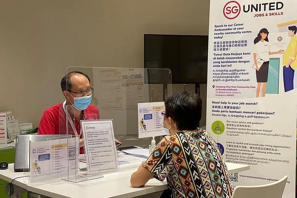 SEDIA TIMBA KEMAHIRAN BARU: Bagi mereka yang sedang mencari kerja, tidak terlambat untuk beralih ke peranan kerja atau industri baru asalkan sedia belajar kemahiran baru, menunjukkan kemahiran yang boleh dipindahkan kepada bakal majikan, dan menyesuaikan diri pada sekitaran bekerja baru. - Foto fail