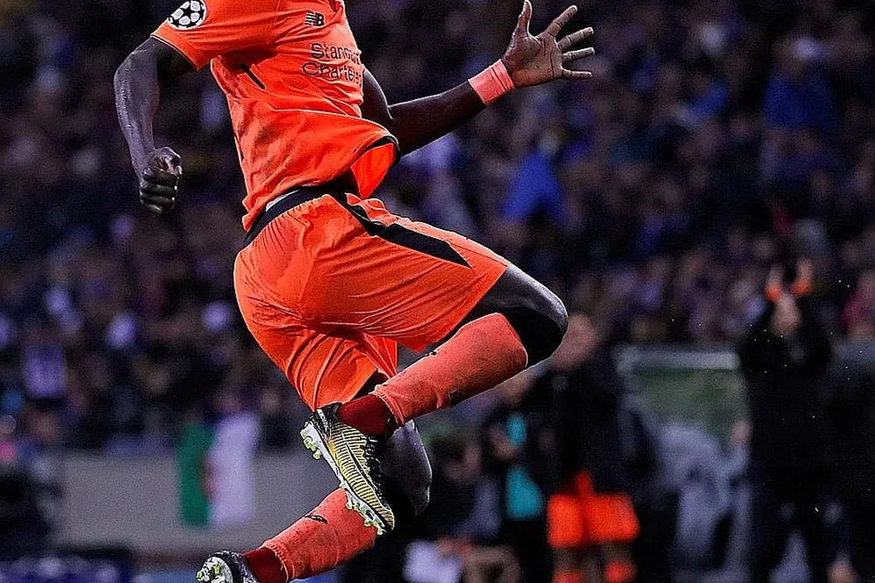 WAJAH KEJAYAAN: Penyerang Real Madrid, Cristiano Ronaldo menjaringkan dua gol sementara bintang Liverpool, Sadio Mane, (gambar atas) yang menyumbang 'hatrick' meraikan kejayaan untuk kelab masing-masing dengan gaya tersendiri. - Foto-foto REUTERS